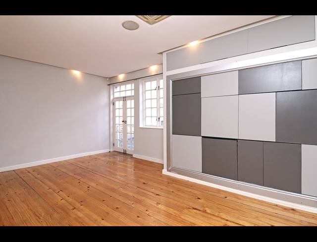 0.5 BEDROOM STUDIO APARTMENT SOLD IN CAPE TOWN CITY CENTRE